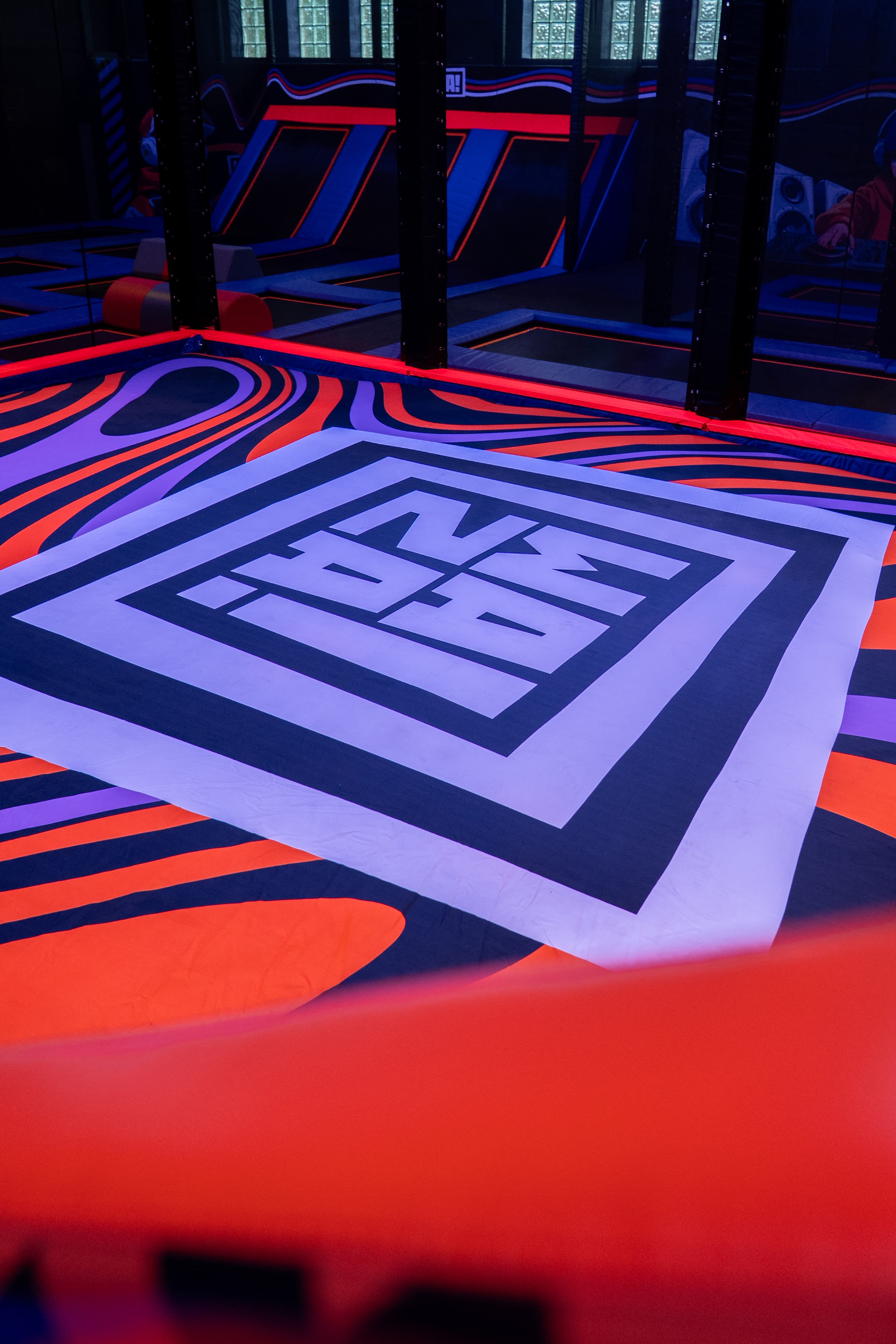 Vue d'ensemble du parc de trampolines Waza avec un panneau lumineux